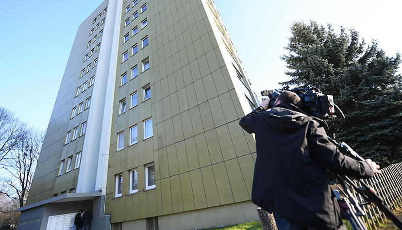 In diesem Hochhaus in der Offenbacher Rhönstraße  sollen Spezialeinheiten der Polizei den mutmaßlichen Entführer festgenommen haben. Foto: dpa In diesem Hochhaus in der Offenbacher Rhönstraße  sollen Spezialeinheiten der Polizei den mutmaßlichen Entführer festgenommen haben. Foto: dpa