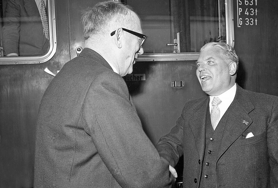 Auf dem neu überdachten Bahnsteig 1 des Heilbronner Hauptbahnhofs begrüßt Oberbürgermeister Paul Meyle die Gäste des Sonderzugs aus Stuttgart.