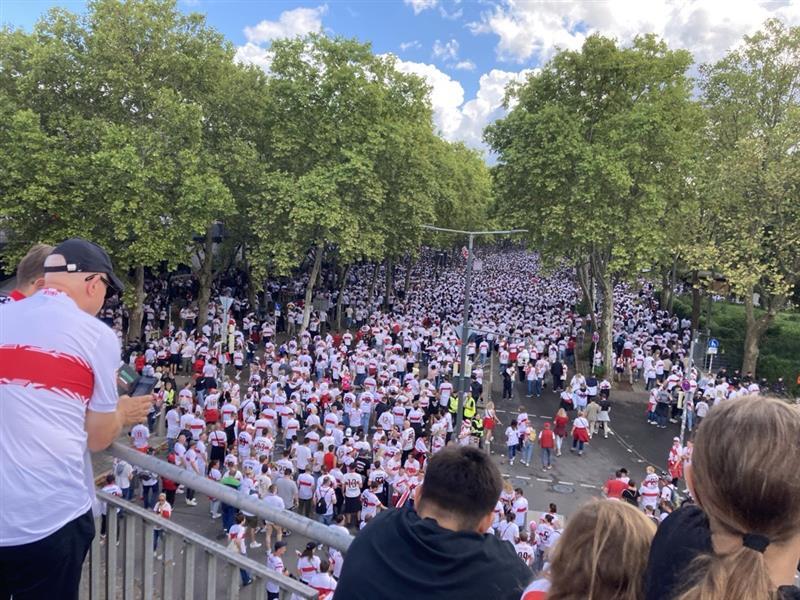Der Anblick der Fan-Karawane des VfB Stuttgart: Beeindruckend.
