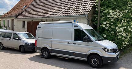 Die Kripo war am Dienstag erneut am Ort des Leichenfundes in Belsenberg. Ermittler stellten in der Wohnung des Tatverdächtigen Spuren sicher.
Foto: Adrian Hoffmann