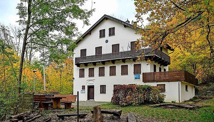 Das Haus der Naturfreunde Heilbronn am Neuh&uuml;ttener Steinknickle liegt abgeschieden und idyllisch im Wald. Es bietet Sitz- und Grillgelegenheit und einen Waldspielplatz. G&auml;ste wurden beherbergt und bewirtet.