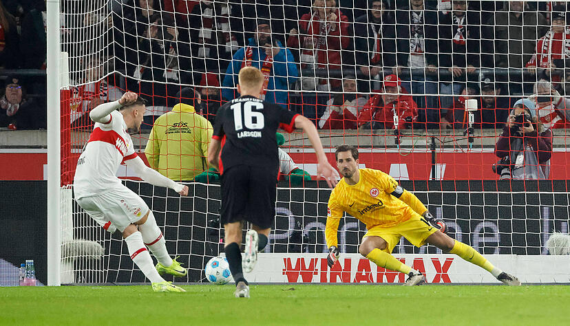 Ermedin Demirovic verschoss in der Hinrunde einen Elfmeter für den VfB Stuttgart gegen Eintracht Frankfurt. Am Ende verlor der VfB 2:3.