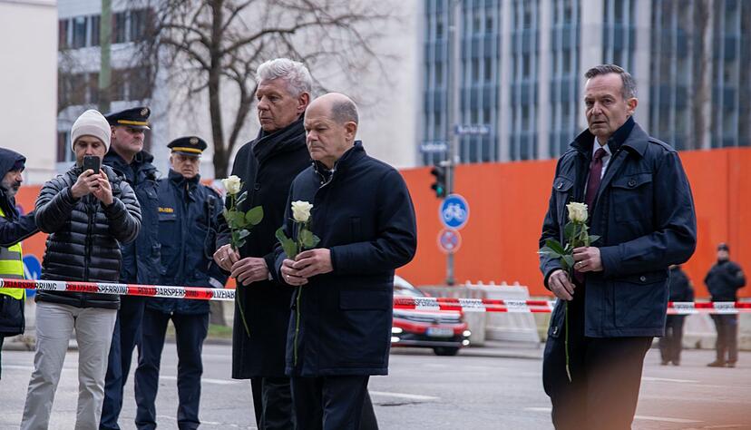 Bundeskanzler Olaf Scholz (SPD) hat am Ort des Anschlags mit Münchens Oberbürgermeister Dieter Reiter (SPD) und Bundesverkehrsminister Volker Wissing (FDP) zum Gedenken eine Rose niedergelegt. Bundeskanzler Olaf Scholz (SPD) hat am Ort des Anschlags mit Münchens Oberbürgermeister Dieter Reiter (SPD) und Bundesverkehrsminister Volker Wissing (FDP) zum Gedenken eine Rose niedergelegt.