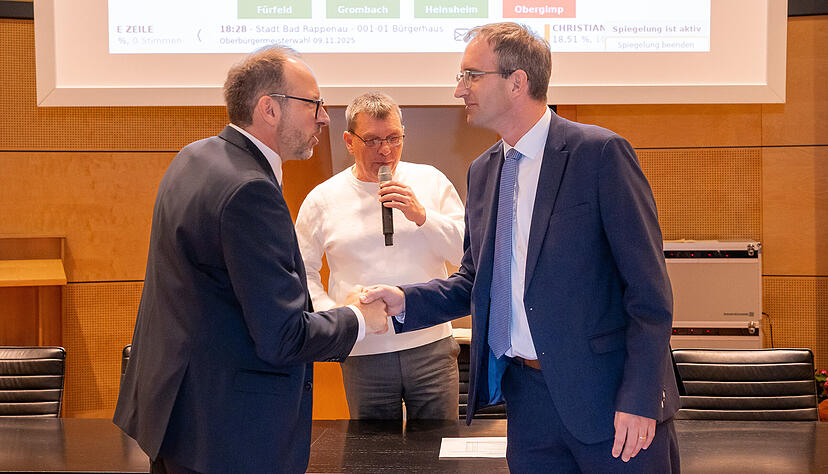 Nachdem klar ist, wie die Wahl ausgegangen ist, reichen sich OB Sebastian Frei (rechts) und Herausforderer Christian Schultz am Sonntag die Hand. Nachdem klar ist, wie die Wahl ausgegangen ist, reichen sich OB Sebastian Frei (rechts) und Herausforderer Christian Schultz am Sonntag die Hand.