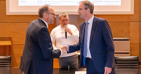 Nachdem klar ist, wie die Wahl ausgegangen ist, reichen sich OB Sebastian Frei (rechts) und Herausforderer Christian Schultz am Sonntag die Hand. Nachdem klar ist, wie die Wahl ausgegangen ist, reichen sich OB Sebastian Frei (rechts) und Herausforderer Christian Schultz am Sonntag die Hand.