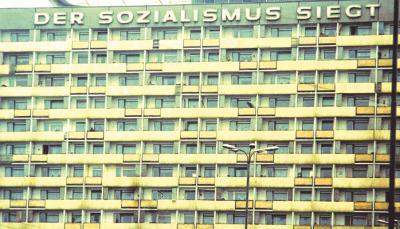 Plattenbau in Dresden. Längst sind die Buchstaben verschwunden, doch bei Regen zeigt sich die Schrift an der Wand.Foto: Franz-Norbert Piontek