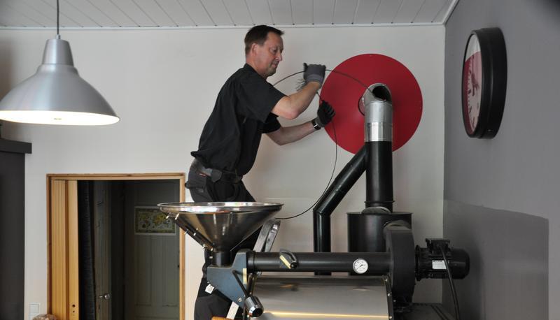Das Ofenrohr des Kaffeeröstautomaten bearbeitet Fessler mit dem Rohrbesen. Das Ofenrohr des Kaffeeröstautomaten bearbeitet Fessler mit dem Rohrbesen.