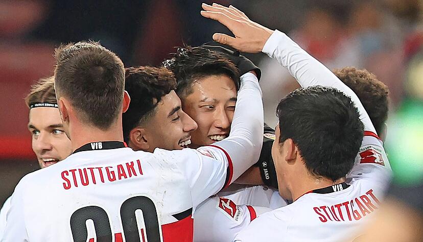 Stuttgarter Jubeltraube um den Bundesliga-Premieren-Torsch&uuml;tzen: Hiroki Ito (M) erzielte das wichtige 1:0 f&uuml;r den VfB gegen Mainz.
Foto: dpa