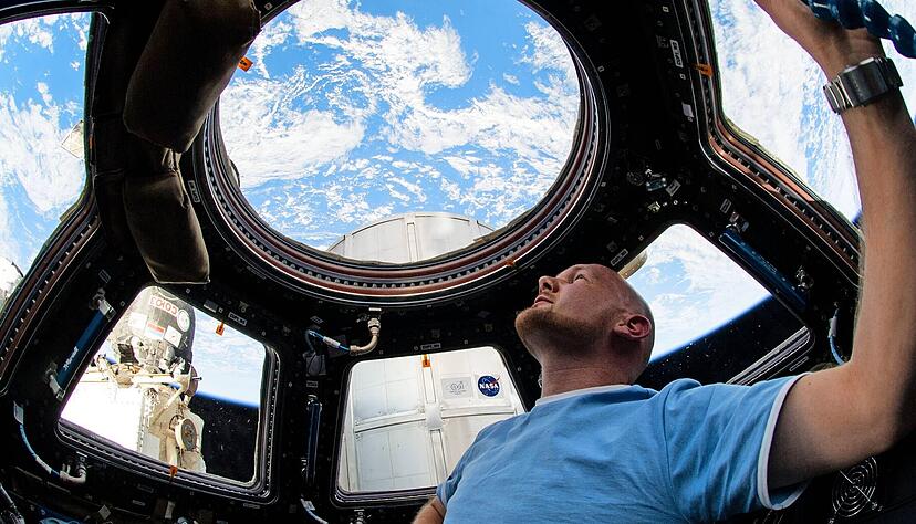 Alexander Gerst blickt am 12. Juni 2014 während seines Fluges mit der Internationalen Raumstation durch ein Fenster in der Kuppel auf die Erde. Alexander Gerst blickt am 12. Juni 2014 während seines Fluges mit der Internationalen Raumstation durch ein Fenster in der Kuppel auf die Erde.