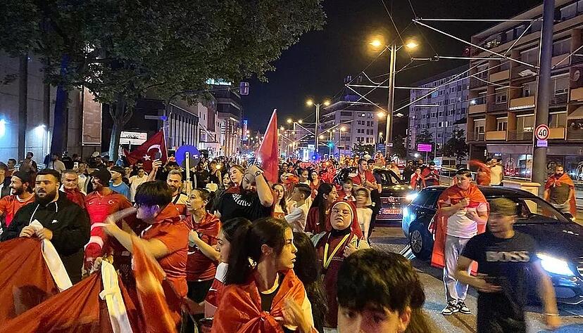 Die t&uuml;rkischen Fans feiern in Heilbronn eine gro&szlig;e EM-Party.