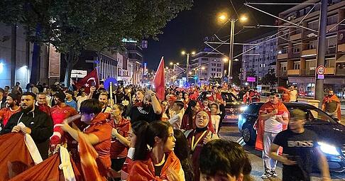 Zum Achtelfinaleinzug bei er EM 2024 sind t&uuml;rkische Fans auf die Stra&szlig;e zum Feiern. Bei einer erfolgreichen WM-Qualifikation k&ouml;nnte es wieder zu Autokorsos kommen.