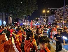 Zum Achtelfinaleinzug bei er EM 2024 sind t&uuml;rkische Fans auf die Stra&szlig;e zum Feiern. Bei einer erfolgreichen WM-Qualifikation k&ouml;nnte es wieder zu Autokorsos kommen.