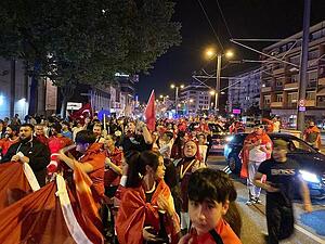 Zum Achtelfinaleinzug bei er EM 2024 sind t&uuml;rkische Fans auf die Stra&szlig;e zum Feiern. Bei einer erfolgreichen WM-Qualifikation k&ouml;nnte es wieder zu Autokorsos kommen.