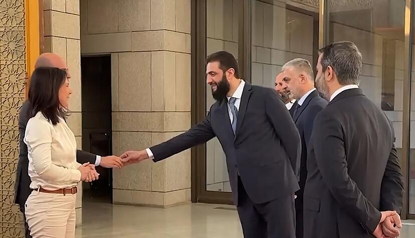 Ausgestreckte Hand nur f&uuml;r den m&auml;nnlichen Minister: Rebellenchef al-Scharaa.