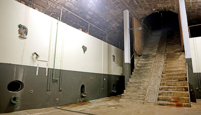 &Uuml;ber die gewaltige Treppe wurden die F&auml;sser bef&ouml;rdert.