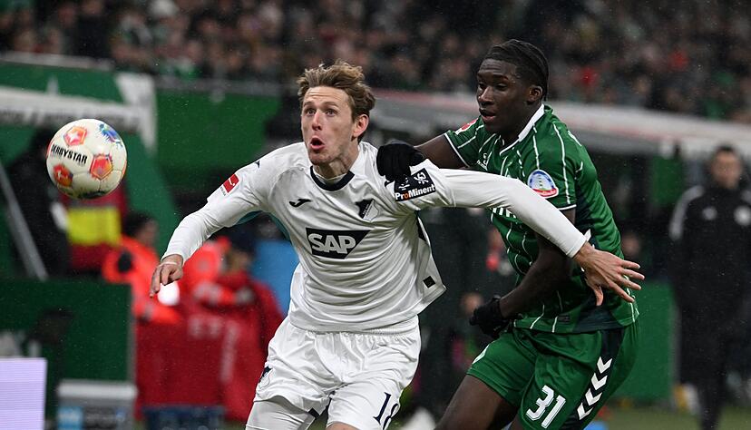 Hoffenheims Wouter Burger (l) bleibt in den kommenden beiden Spielen nur die Zuschauerrolle.