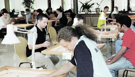 Beim Carrom-Turnier in Bönnigheim waren unter anderem auch Lokalmatador Heiko Wurst, der Deutsche Meister Peter Böckler und Sivarasa Kunaseelan dabei (von links). (Foto: Andreas Veigel)