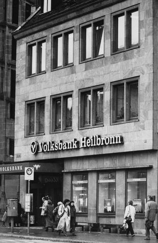 1991. Bis Mai 1982 firmiert die Bank unter dem Namen Heilbronner Bankenverein. Seither residiert das Kreditinstitut in der Kaiserstraße unter dem Namen Volksbank Heilbronn. Ein Umzug in das neue Gebäude an der Allee Ecke Moltkestraße  ist für 1993 geplant.