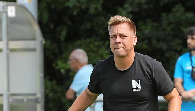 ... und Pascal Marche − zwei Trainer-Kumpels, die sich bestens kennen. Doch wer hat an diesem Freitagabend im Landesliga-Derby die zündenden Ideen auf der Taktiktafel parat? ... und Pascal Marche − zwei Trainer-Kumpels, die sich bestens kennen. Doch wer hat an diesem Freitagabend im Landesliga-Derby die zündenden Ideen auf der Taktiktafel parat?