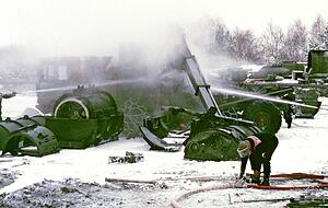 Nicht die US-Army, sondern die Heilbronner Feuerwehr verhindert am 11. Januar 1985 nach der Explosion eines Pershing-Motors das Übergreifen der Flammen auf komplette Atomraketen.
Foto: Stadtarchiv/Günter Baumann