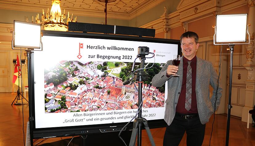 Auf ein gutes Jahr 2022: Gleich drei Mal erhob OB Thilo Michler während seiner Präsentation das Glas zum virtuellen Anstoßen mit den Bürgern.
Fotos: Bettina Hachenberg Auf ein gutes Jahr 2022: Gleich drei Mal erhob OB Thilo Michler während seiner Präsentation das Glas zum virtuellen Anstoßen mit den Bürgern.
Fotos: Bettina Hachenberg