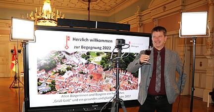 Auf ein gutes Jahr 2022: Gleich drei Mal erhob OB Thilo Michler w&auml;hrend seiner Pr&auml;sentation das Glas zum virtuellen Ansto&szlig;en mit den B&uuml;rgern.
Fotos: Bettina Hachenberg