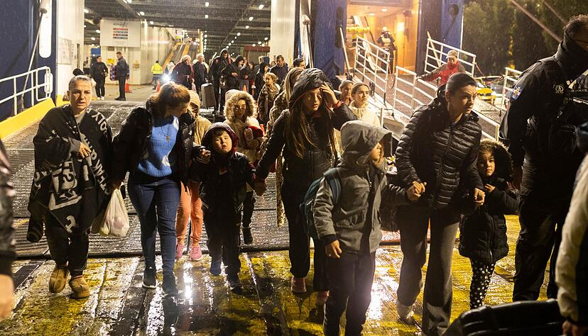 Exodus aus der Erdbebenzone: Menschen fliehen von Santorini.