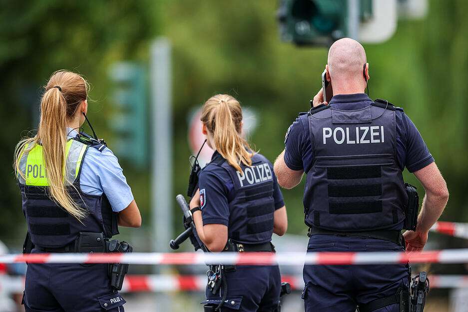 Die Polizei fahndet nach einem m&ouml;glichen T&auml;ter. Nach den Sch&uuml;ssen in Menden soll eine Frau festgenommen worden sein &ndash; ob es einen Zusammenhang zu der Tat gibt, ist unklar.