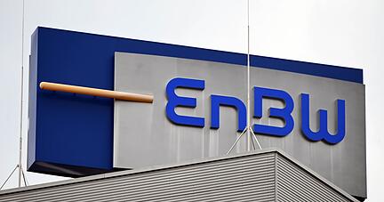Ein Logo des Energiekonzern Energie Baden-Württemberg (EnBW), aufgenommen an der Firmenzentrale.