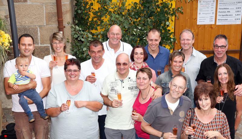 Auf dem Weinfest kennen und lieben gelernt: Steffen und Claudia Stump mit Sohn Joscha, Annette und Wolfgang Schadt, Raimund Keicher ohne Frau Andrea, Rainer und Sandra Siebel, Diana und Dominik Haag, Rolf Halupka und Claudia Seeger, Gerhard und Martina Schnaberich, Dorothea und Joachim W&ouml;ger.
Fotos: Privat