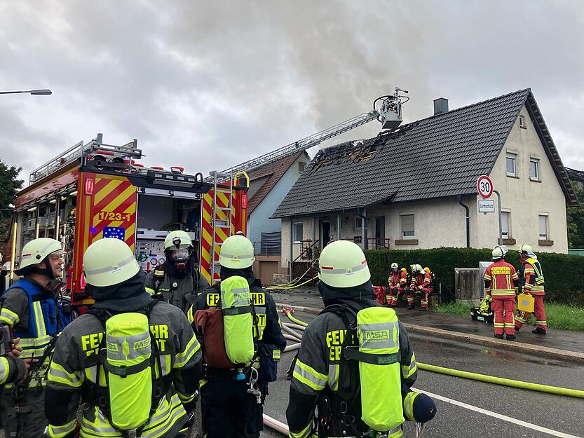 Etliche Kräfte der Feuerwehr sind am Donnerstag in Ellhofen im Einsatz.