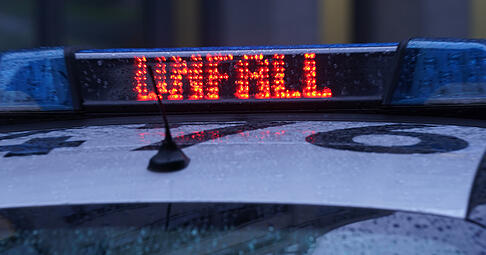 Ein Streifenwagen kracht bei einer Einsatzfahrt auf der A81 in ein Auto beim Weinsberger Kreuz.