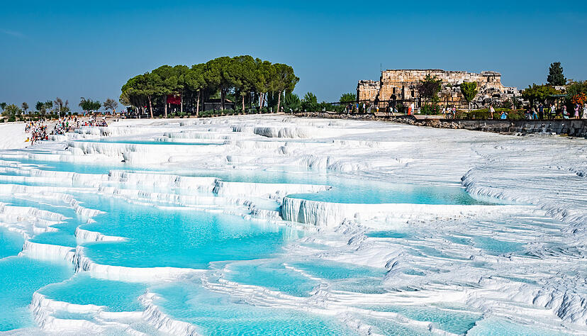 Die türkisfarbenen "Pools" in Pamukkale sind Weltkulturerbe. Baden im Thermalwasser ist natürlich nicht erlaubt.
