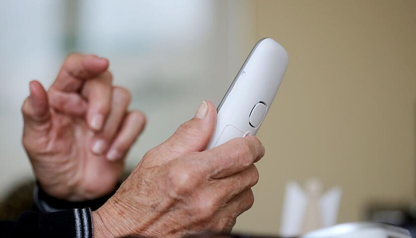 Die T&auml;ter gaben sich als Polizisten aus und forderten den alten mann auf seine Wertgegenst&auml;nde bei ihnen in Sicherheit zu bringen. (Symbolbild)