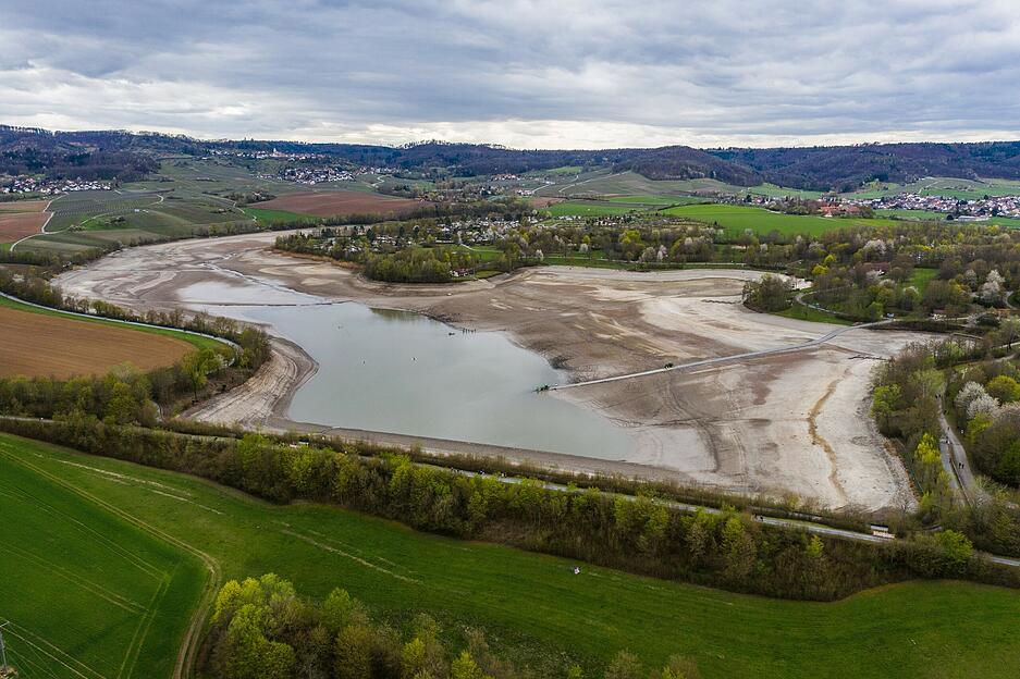 April 2021: Der Breitenauer See ist fast leer. Helfern beginnen, Aale, Hechte, Zander und andere Arten abzufischen.