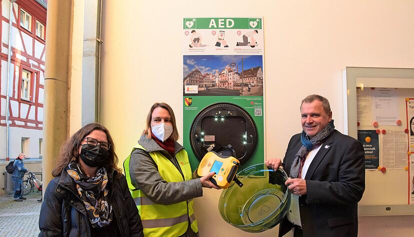 Bis Jahresende will Eppingen alle Laien-Defibrillatoren der Stadt öffentlich zugänglich machen. Der erste wurde jetzt am Rathaus umgehängt.   
Foto: Gabriele Schneider Bis Jahresende will Eppingen alle Laien-Defibrillatoren der Stadt öffentlich zugänglich machen. Der erste wurde jetzt am Rathaus umgehängt.   
Foto: Gabriele Schneider