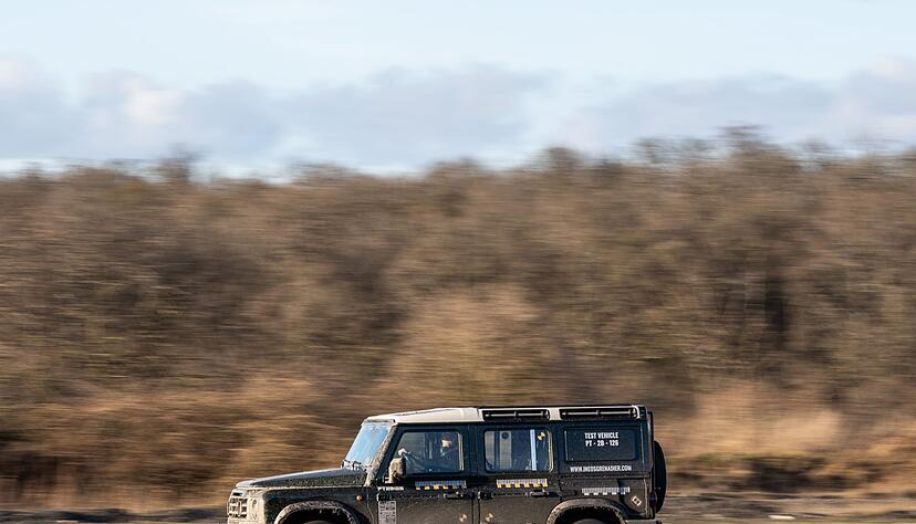 F&uuml;r Fahrten weit abseits des Asphalts: Der Ineos Grenadier ist ein waschechter Gel&auml;ndewagen und zitiert formal eine Ikone dieser Gattung.