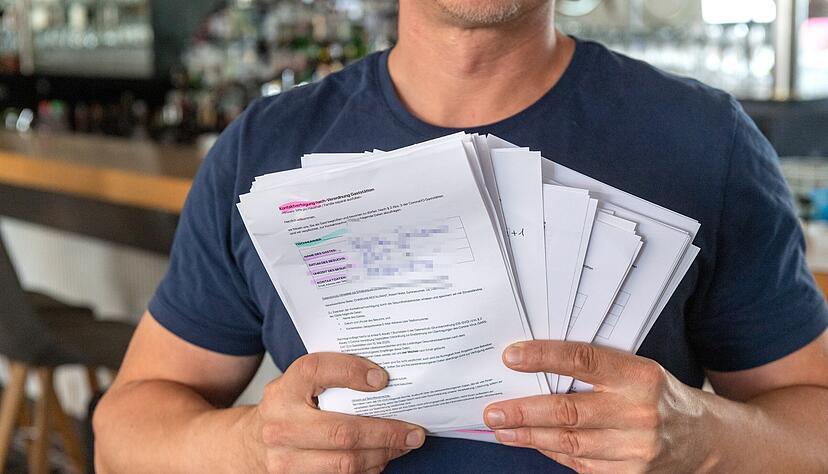 Die Gastronomen können nach vier Wochen die ersten Gästeerfassungs-Zettel vernichten. Der Charivari-Mitarbeiter hat einen dicken Stapel.
Foto: Mario Berger Die Gastronomen können nach vier Wochen die ersten Gästeerfassungs-Zettel vernichten. Der Charivari-Mitarbeiter hat einen dicken Stapel.
Foto: Mario Berger