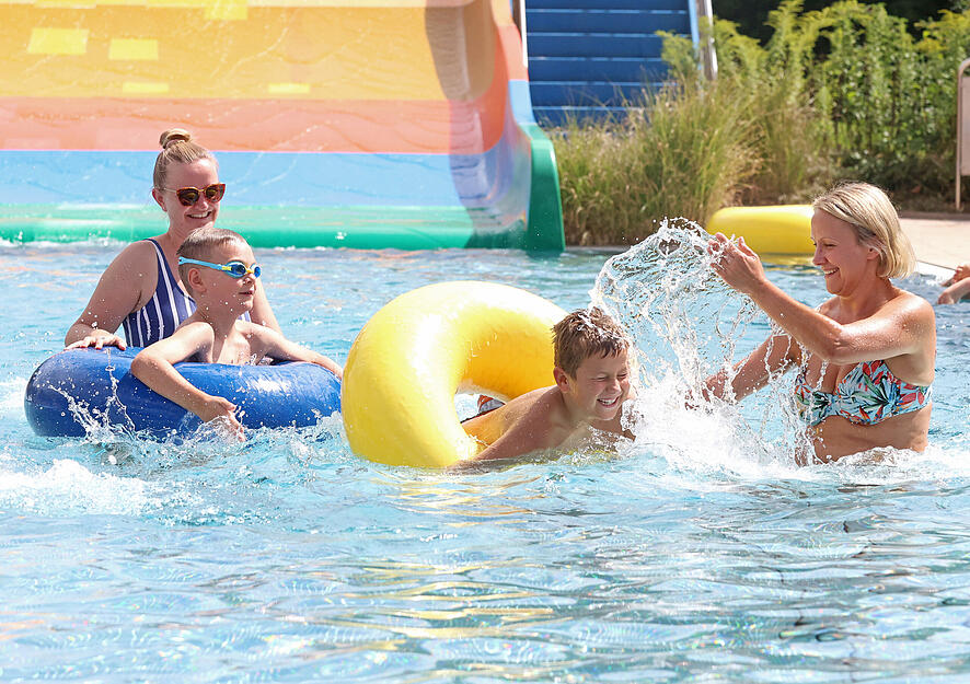 Im Freibad Gundelsheim freut man sich über das kühle Nass.
