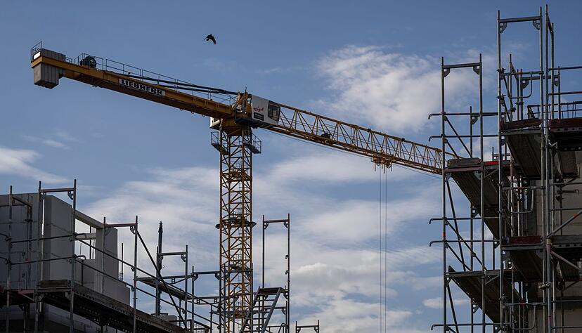 Eigentlich ist in der modernen Strategie der Stadtplanung, die Nachverdichtung und Umwidmung von Gebäuden statt der Versiegelung neuer Flächen vorsehen.