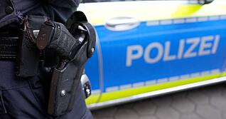 Polizeibeamte des Polizeipr&auml;sidiums Karlsruhe haben mehrere Wohnungen durchsucht. Der Verdacht: Rechtsextreme haben gemeinsam Straftaten geplant.