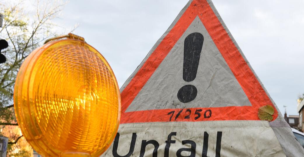 Trifft dem Beifahrer, der bei einem Unfall unter Alkoholeinfluss schwerverletzt wird, eine Mitschuld? Einem urteil aus Schleswig zufolge ja.