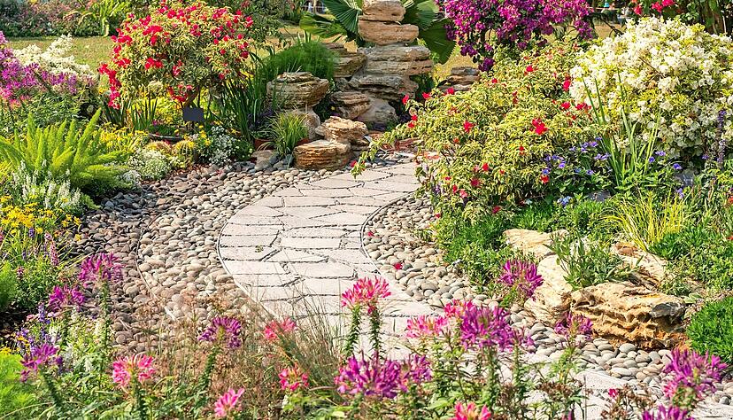 Bunte Staudenbeete, üppige Rosensträucher, seltene Gehölze, geschickt integriertes Wasser – es gibt viele Inspirationen in den privaten Gartenparadiesen.