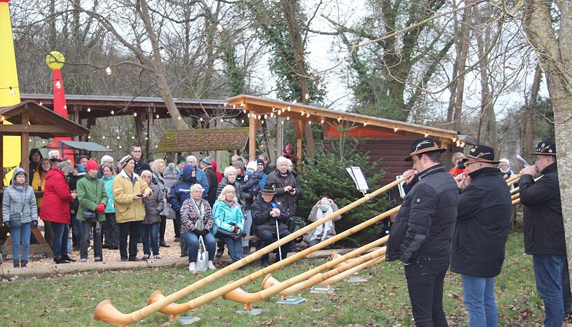 Die Alphorngruppe Schw&auml;bische Franken sorgt beim Gl&uuml;hweindorf im Zeitwald f&uuml;r die musikalische Untermalung der Er&ouml;ffnungsfeier.