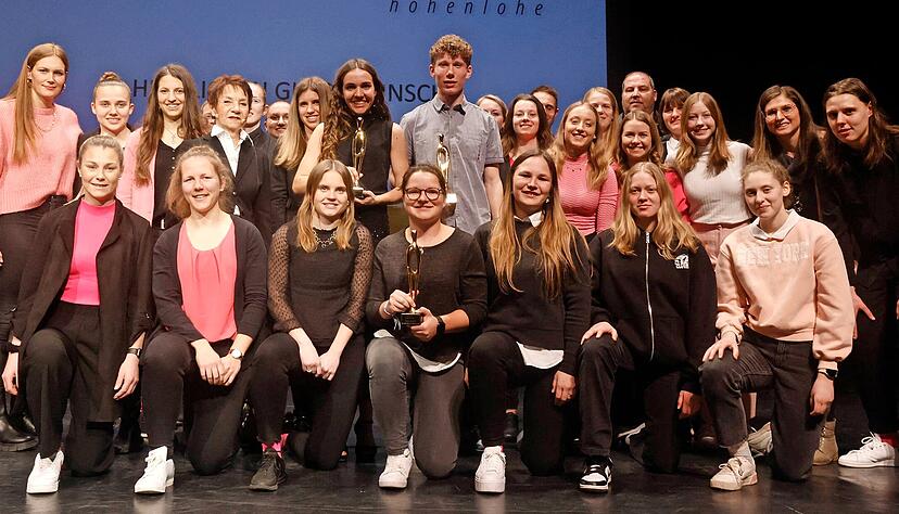 Kniefall der Siegerinnen: Zum dritten Mal wurden die TSV-Fußballerinnen Hohenloher Mannschaft des Jahres. Kapitänin Lisa Lang (kniend) hat den Pokal in der Hand. Hinter ihr stehen die ebenfalls siegreichen Bera Wierhake und Ole Federolf.