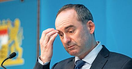 Hubert Aiwanger, Wirtschaftsminister und Landesvorsitzender der Freien Wähler in Bayern, muss nun 25 Fragen zur Flugblatt-Affäre beantworten.
Foto: dpa Hubert Aiwanger, Wirtschaftsminister und Landesvorsitzender der Freien Wähler in Bayern, muss nun 25 Fragen zur Flugblatt-Affäre beantworten.
Foto: dpa