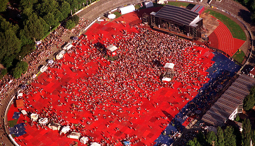 Im Jahr 2000 spielt Bryan Adams ein Konzert im Heilbronner Frankenstadion. Zum Schutz des Fußball-Rasens sind rote Plastikplanen vor dem Auftritt ausgelegt worden.