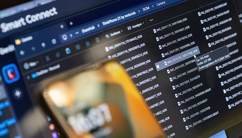 Fotos vom Smartphone laden? Kein Problem - das geht mit Smart Connect, aber auch mit dem Smartphone-Link oder per Kabel. Fotos vom Smartphone laden? Kein Problem - das geht mit Smart Connect, aber auch mit dem Smartphone-Link oder per Kabel.
