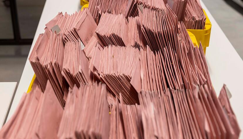 An einem Wahlabend m&uuml;ssen viele Briefwahlunterlagen durchgesehen werden. (Archivbild)