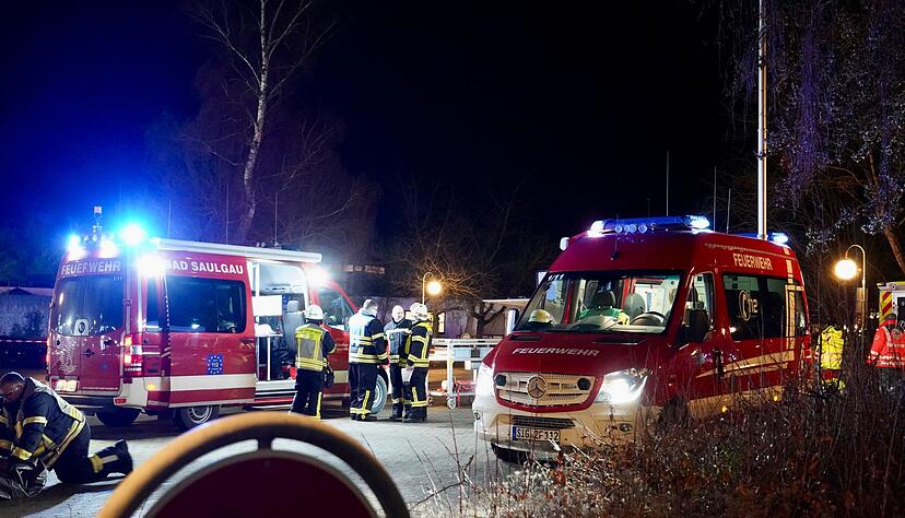 Einsatzkr&auml;fte von Feuerwehr und Rettungsdienst sind nach dem Austritt von Clorgas an der Therme im&nbsp;Einsatz.